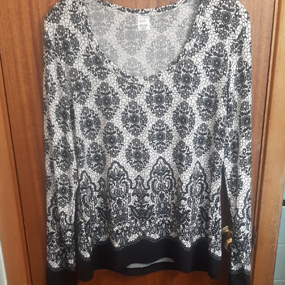 Women's Black and White Patterned Top